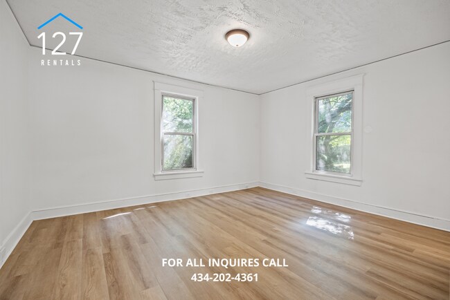 Building Photo - Updated 2 BR/1.5 Duplex with large back yard