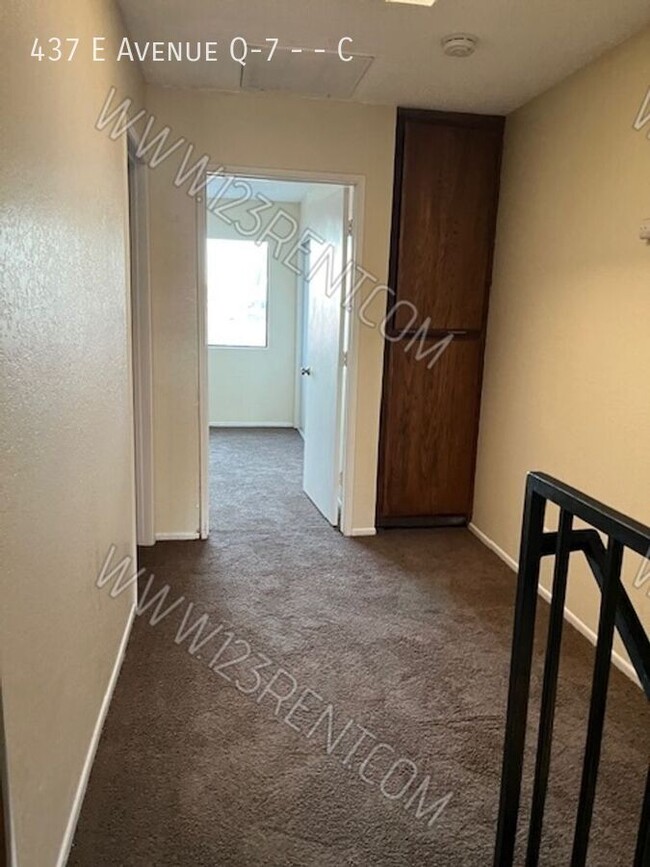 Building Photo - 2 Bedroom / 1.5 Bath Townhouse East Palmdale