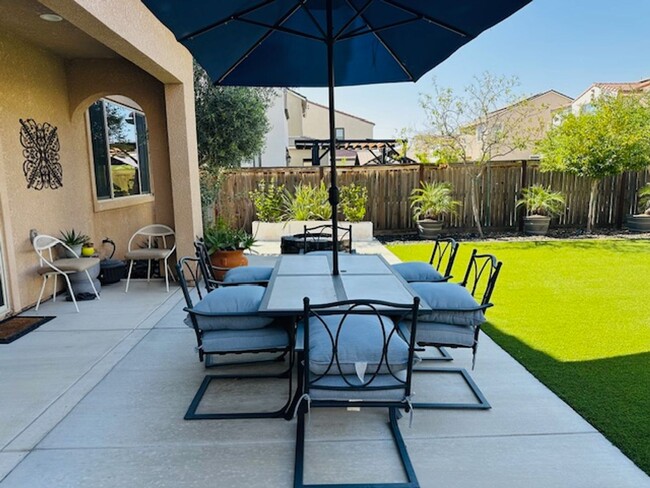 Building Photo - $2,395 Tesoro Viejo Gorgeous 2 Bed + Offic...