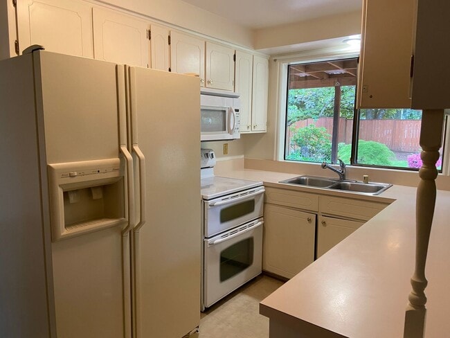 Building Photo - DECEMBER RENT FREE!