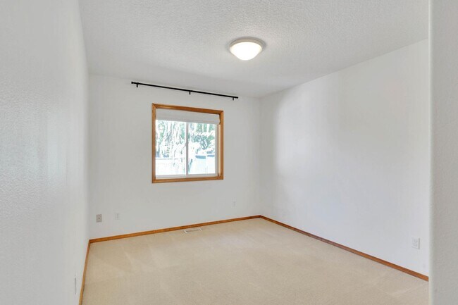Building Photo - Bright, roomy 3-bdrm/2-bath home w/ office...