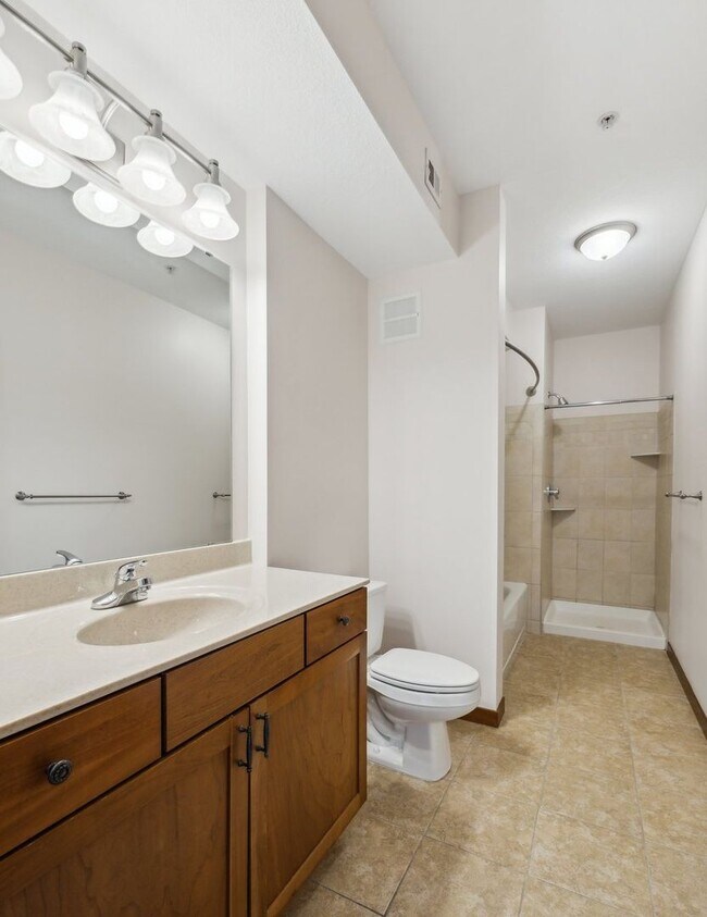 Building Photo - Stunning 2 level Condo in Exclusive St Pau...