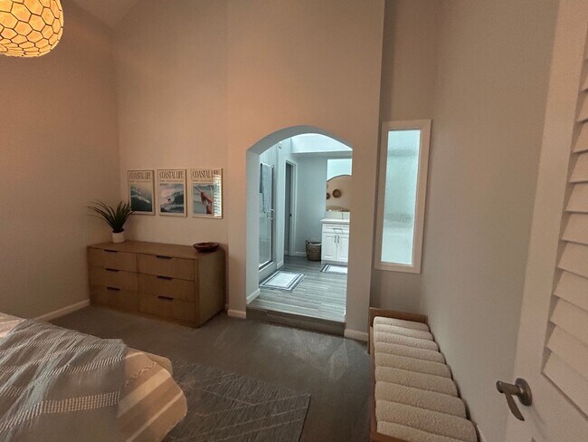 Building Photo - 2 Bed 2.5 bath townhome located on the golf course!