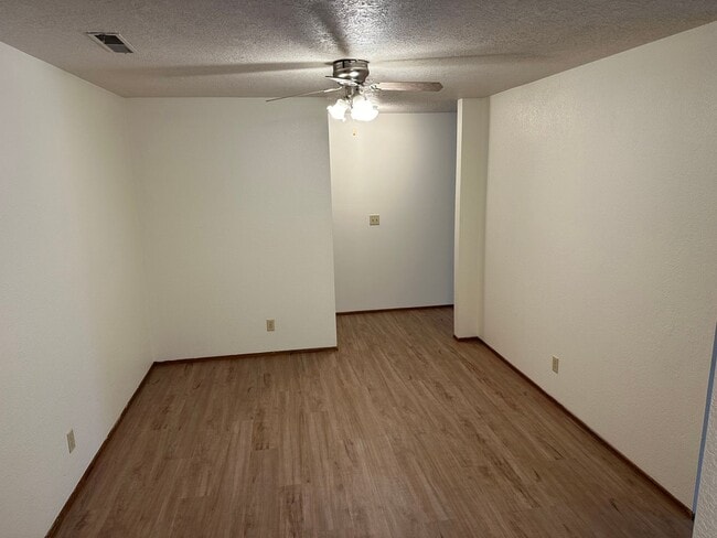 Building Photo - Three Bedroom Home in South Salem