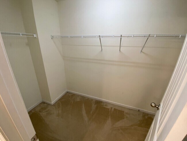 Building Photo - Room in 4 Bedroom Home at Bluegrove Rd