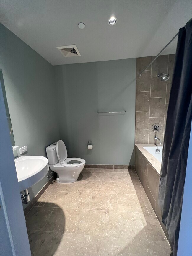 Building Photo - 6250 Hollywood Blvd