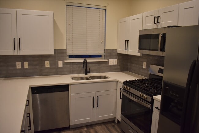 Building Photo - 16048 Limestone Lake Dr