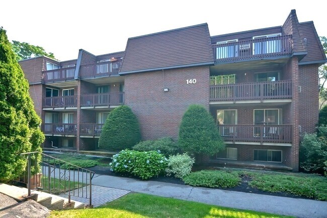 Building Photo - 140 Kenrick St