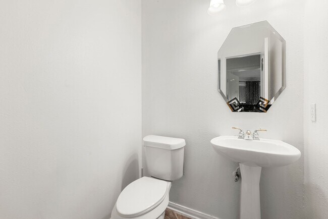Building Photo - 14910 Lake Woodbridge Ct