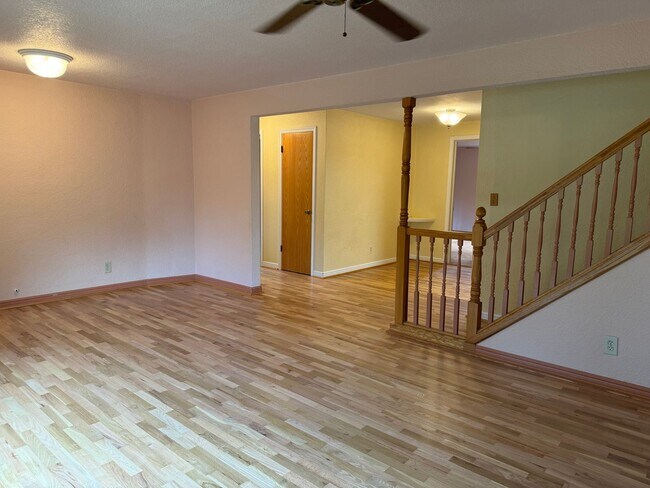 Building Photo - 4 bedroom 2 bathroom home in a great neighborhood!