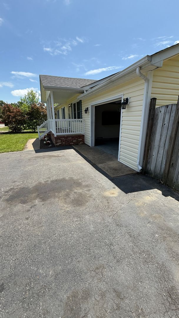 Building Photo - Three Bedroom Rambler in Fredericksburg
