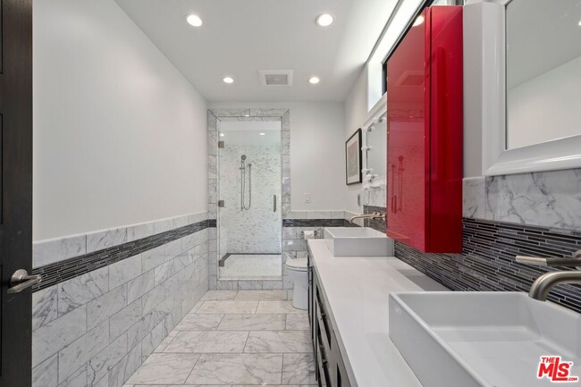 Building Photo - 3655 Glenridge Dr