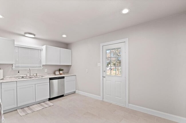 Building Photo - 423 E Morton St