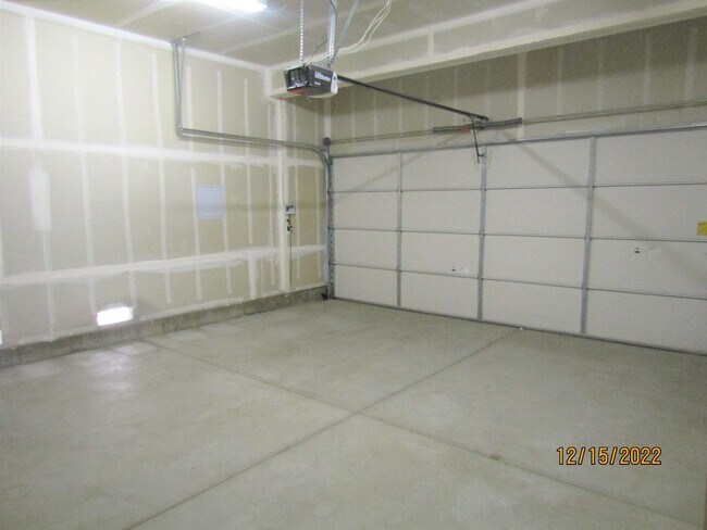 Building Photo - Great 3 bed 2.5 bath single family home in Windsor! Brand New Flooring and Paint!
