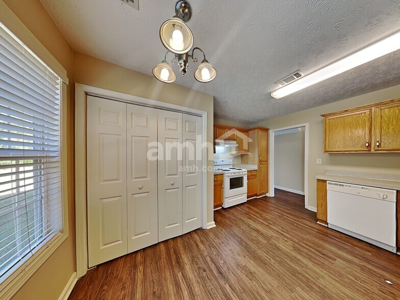 Building Photo - 125 Sanders Walk