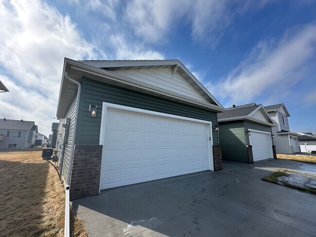 Building Photo - 4-Bedroom, 2-Bathroom Twin Home in South Fargo!