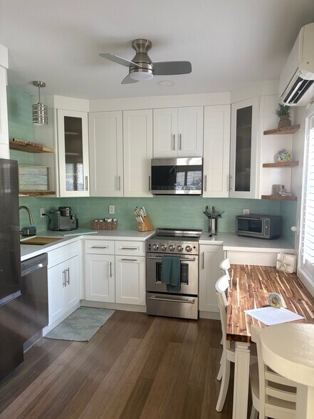 Full kitchen - 3203 NE 5th St