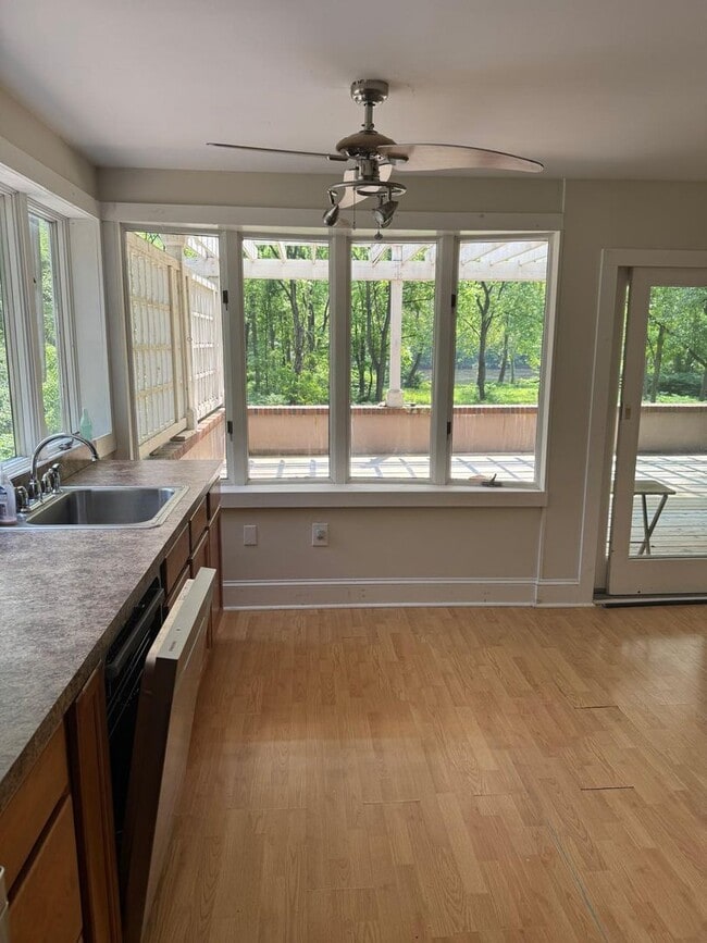 Building Photo - Riverfront home in a quiet spot, 3 acres, ...