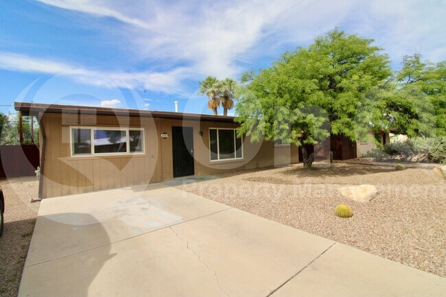 Building Photo - 4043 E Deseret Dr