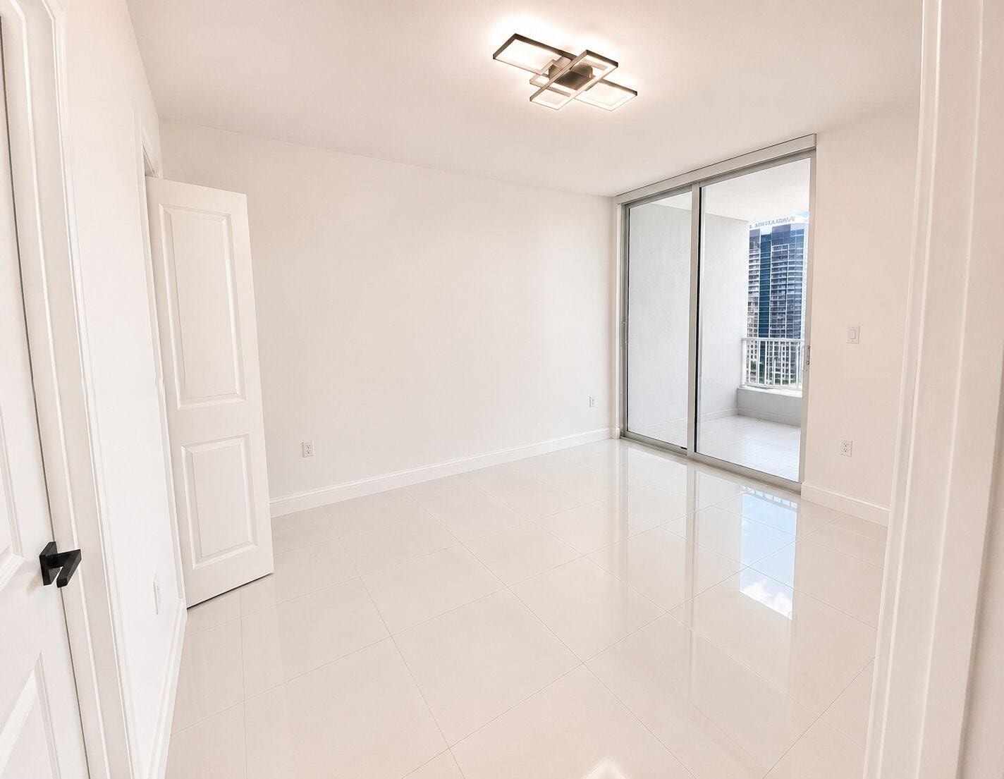 Building Photo - 2475 Brickell Ave