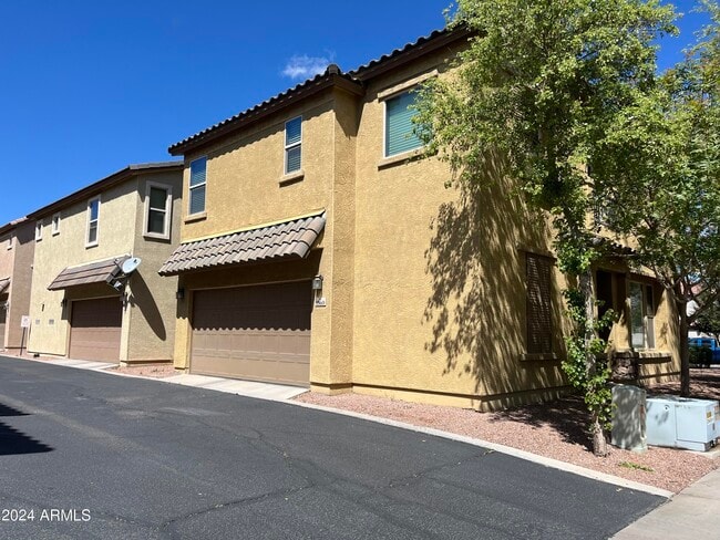 Building Photo - 1360 S Ponderosa Dr