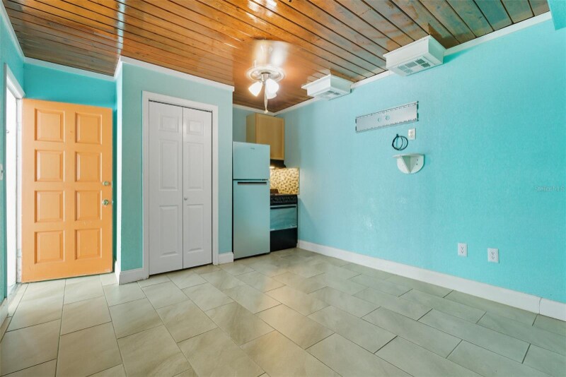 Building Photo - 7101 N Howard Ave