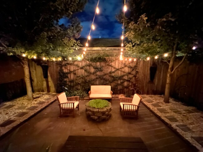 Building Photo - 902 N Davis Hwy