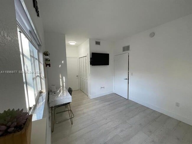 Building Photo - 325 NW 19th Ln