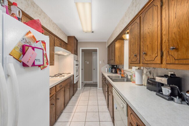 Building Photo - August 2026 Pre-Lease! Beautiful 3 Bed, 2 Bath House with Covered Patio!