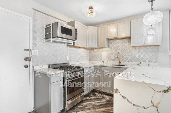 Building Photo - 922 24th St NW