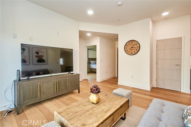 Building Photo - 820 S Wilton Pl