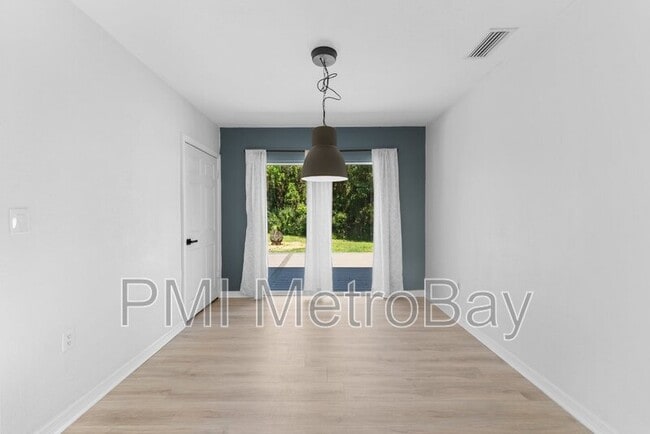 Building Photo - 4939 Woodland Dr