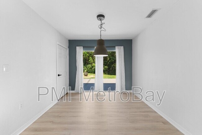 Building Photo - 4939 Woodland Dr