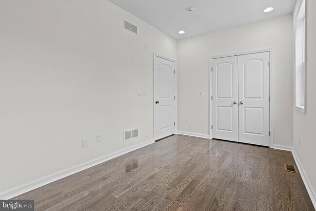 Building Photo - 819 11th Ave