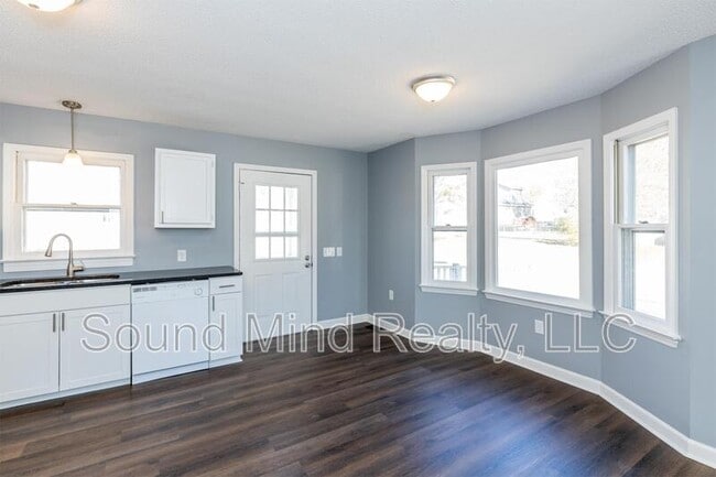 Building Photo - 700 Western Ave