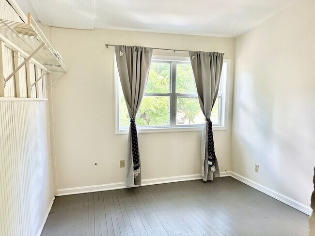 Building Photo - 4 Bed + 2 Bath - Pets Welcome! Parking!