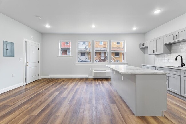 Building Photo - Renovated 1 bedroom, 1 bathroom