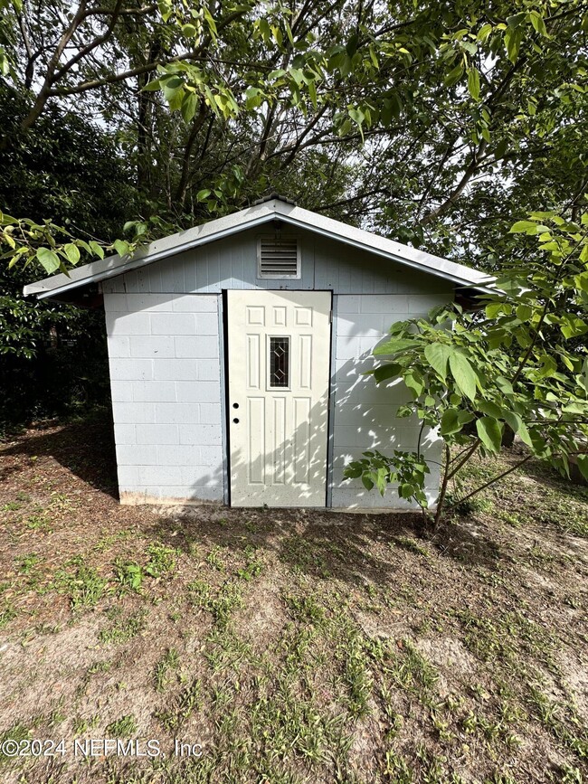 Building Photo - 671 SW Bird Ave