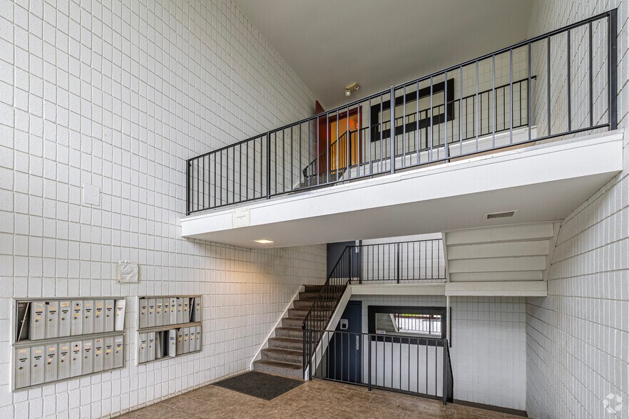 Apartment Lobby - Hidden Pines Apartments