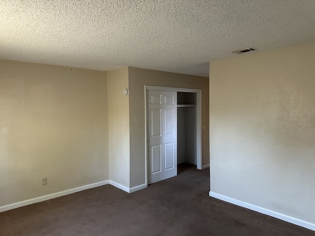 Building Photo - MANTECA 3 BEDROOM 2 BATH HOME