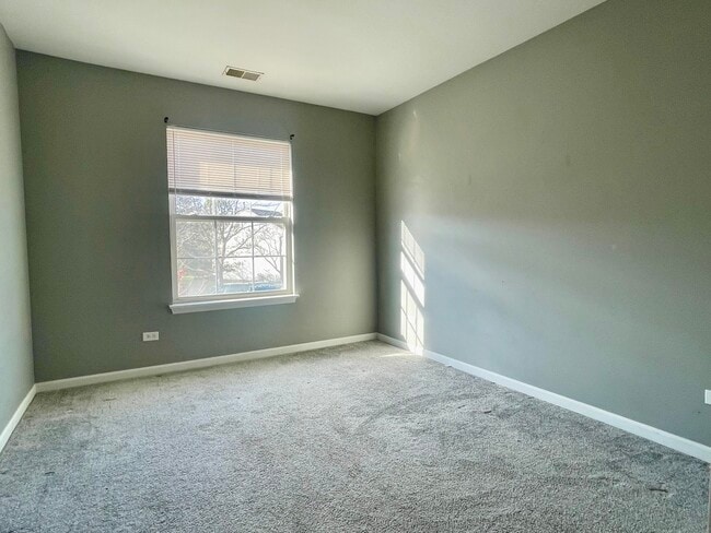 Building Photo - 1179 N Village Dr