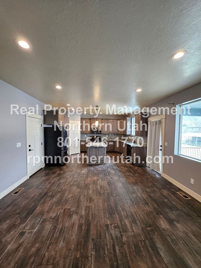 Building Photo - 3 Bedroom 2 Bath Duplex in Perry Now Avail...