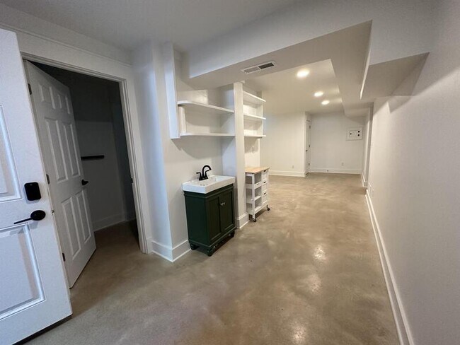 Building Photo - 1306 New Hampshire St