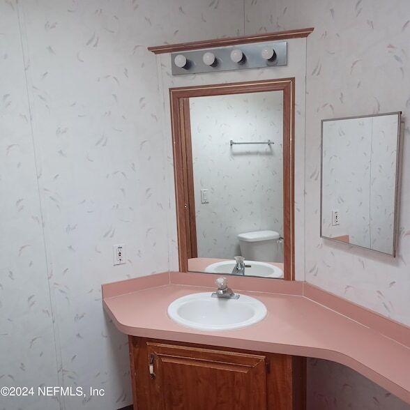 Building Photo - 463 Logan Ave