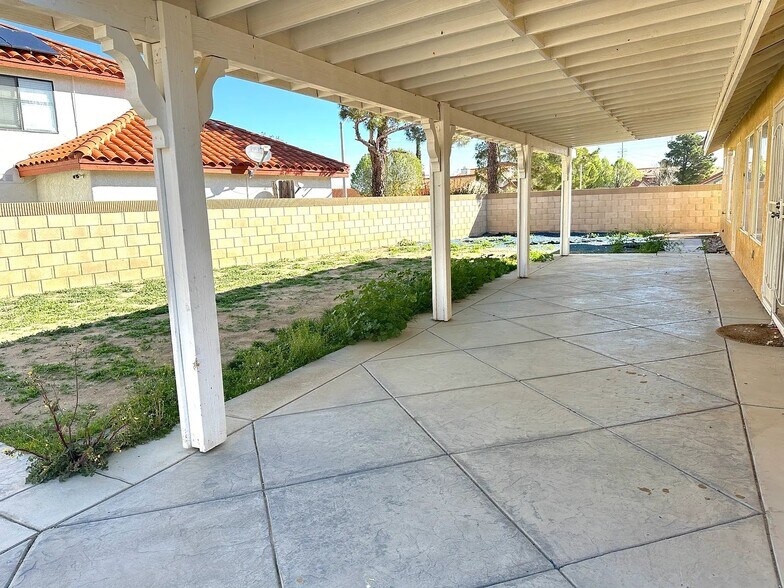 Building Photo - 5601 Ave
