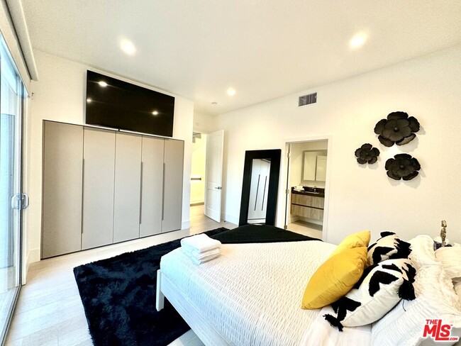 Building Photo - 822 Pacific Ave