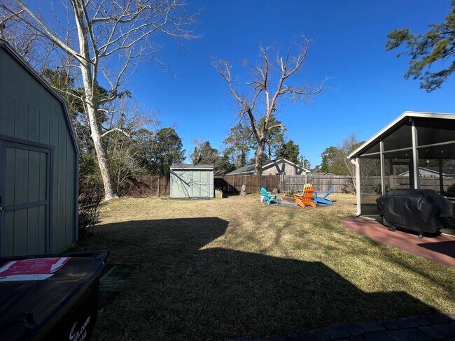 Building Photo - Fall in love with this 4 bedroom/ 2 bathroom single family home!