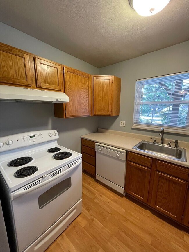 Building Photo - Charming Clifton Condo!