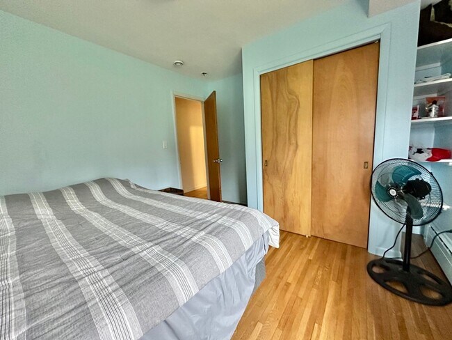 Building Photo - AVAILABLE AUG 19th - 4 BEDROOM 3 BATHROOM - GORGEOUS LAKE VIEWS