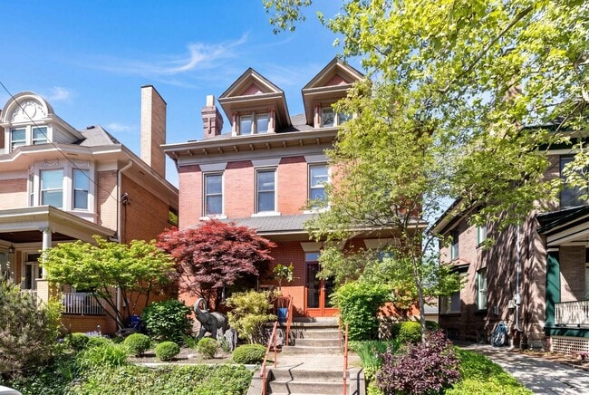 Building Photo - Stunning 5 Bedroom 2.5 Bathroom Home in Squirrel Hill